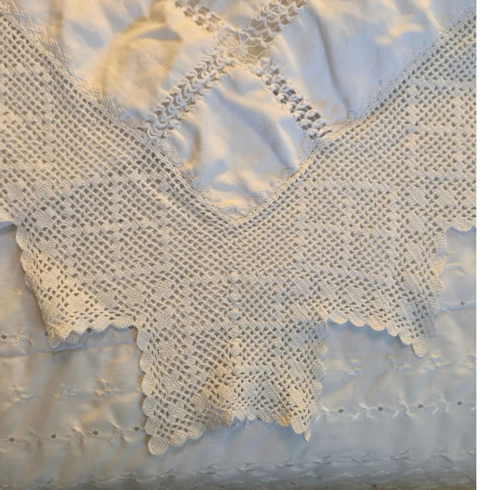 Off‎ White Linen Hand Embroidered Crochet Lace Bedspread Victorian Clover Vtg